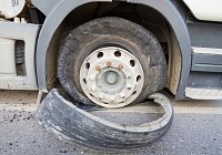 Выход из строя резины на тягаче автотранспортного предприятия